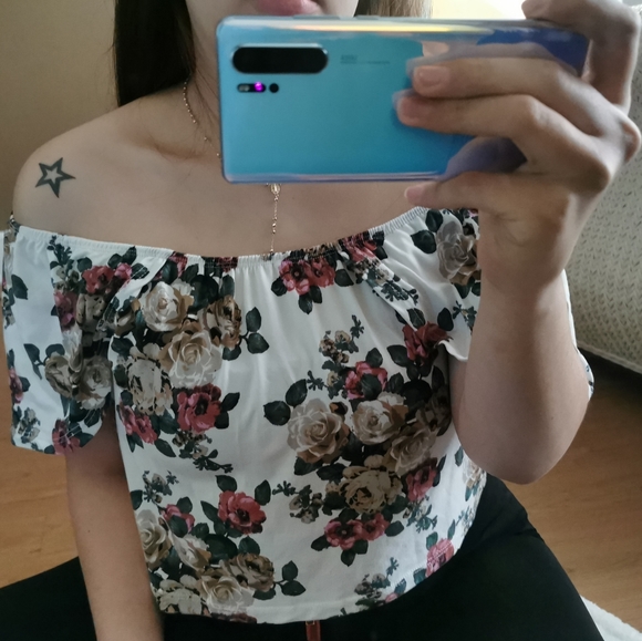 Flower shirt. Beautiful - Picture 1 of 3